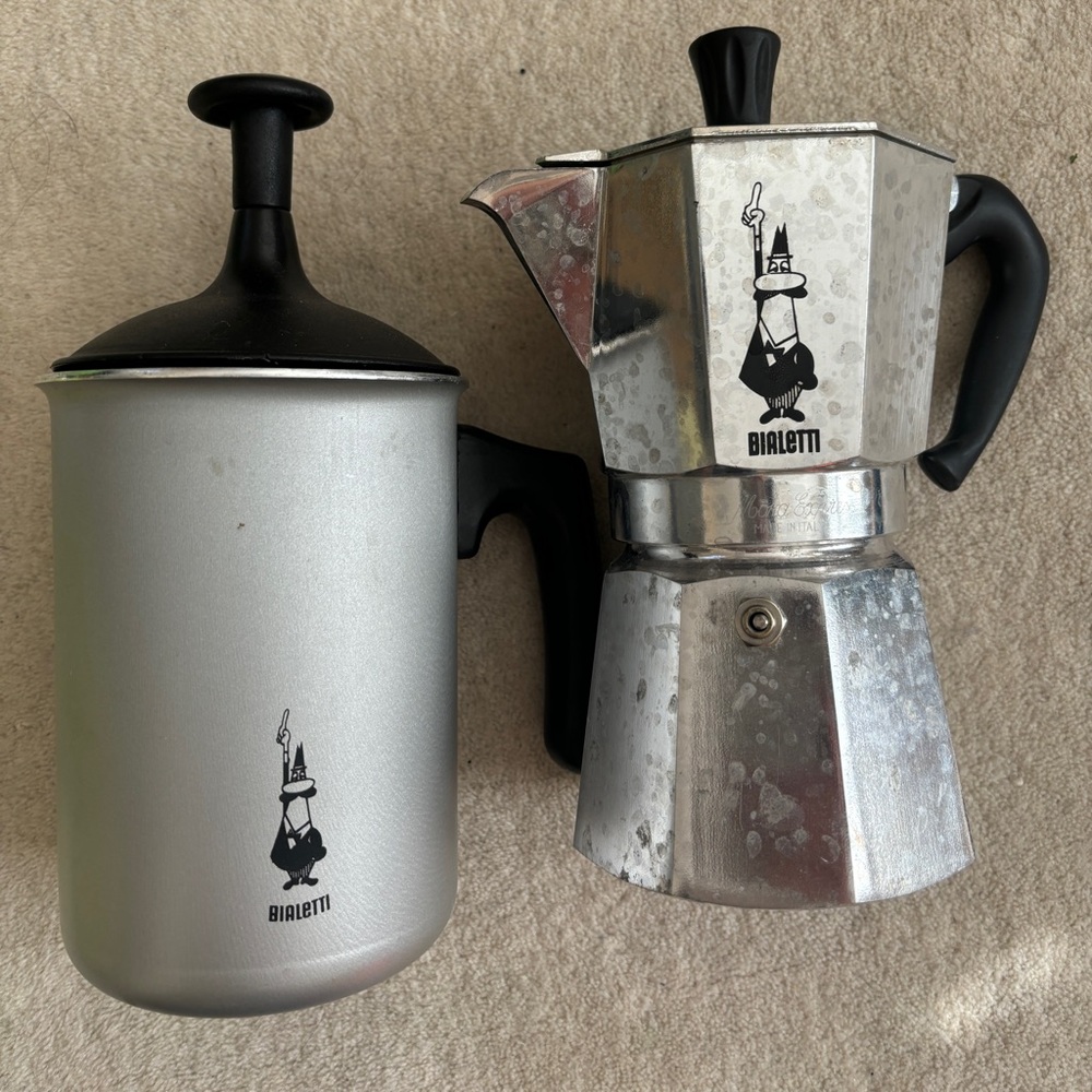 Bialetti Set- Moka Express: Iconic Stovetop Espresso Maker + Milk frother - Picture 2 of 11